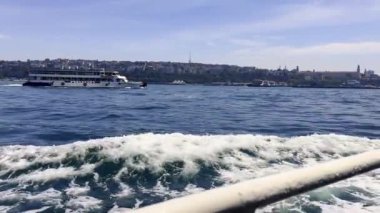 Türkiye İstanbul Boğazı Avrupa kıtasından Asya 'ya feribotla seyahat ederken denizden çekilen videolar Galata Boğazı Kızları Kulesi Liman ve Haydarpaa Tren İstasyonu