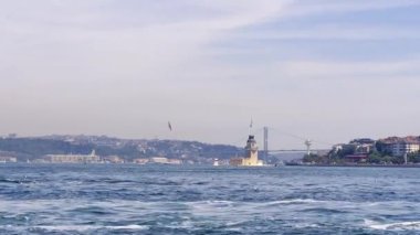 Türkiye İstanbul Boğazı Avrupa kıtasından Asya 'ya feribotla seyahat ederken denizden çekilen videolar Galata Boğazı Kızları Kulesi Liman ve Haydarpaa Tren İstasyonu