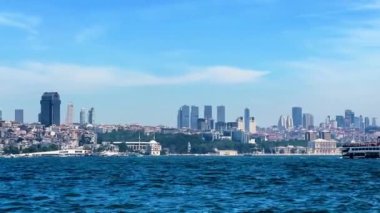 Türkiye İstanbul Boğazı Avrupa kıtasından Asya 'ya feribotla seyahat ederken denizden çekilen videolar Galata Boğazı Kızları Kulesi Liman ve Haydarpaa Tren İstasyonu
