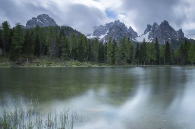 İtalyan alpleri dolomitler ulusal park gölü dağ yürüyüşü zirveleri tre cime brais lake carezza gölü yansıma bulutları