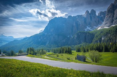 İtalyan alpleri dolomitler ulusal park gölü dağ yürüyüşü zirveleri tre cime brais lake carezza gölü yansıma bulutları