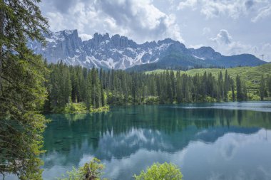 İtalyan alpleri dolomitler ulusal park gölü dağ yürüyüşü zirveleri tre cime brais lake carezza gölü yansıma bulutları