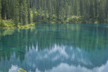 İtalyan alpleri dolomitler ulusal park gölü dağ yürüyüşü zirveleri tre cime brais lake carezza gölü yansıma bulutları