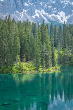 İtalyan alpleri dolomitler ulusal park gölü dağ yürüyüşü zirveleri tre cime brais lake carezza gölü yansıma bulutları