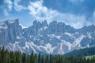İtalyan alpleri dolomitler ulusal park gölü dağ yürüyüşü zirveleri tre cime brais lake carezza gölü yansıma bulutları