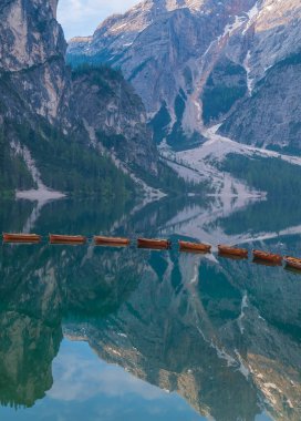 İtalyan alpleri dolomitler ulusal park gölü dağ yürüyüşü zirveleri tre cime brais lake carezza gölü yansıma bulutları