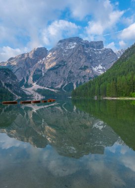 İtalyan alpleri dolomitler ulusal park gölü dağ yürüyüşü zirveleri tre cime brais lake carezza gölü yansıma bulutları