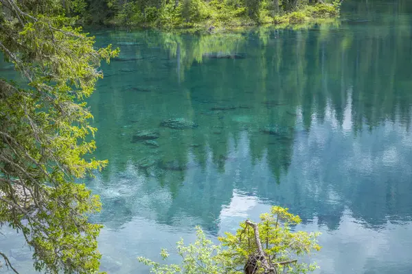 İtalyan alpleri dolomitler ulusal park gölü dağ yürüyüşü zirveleri tre cime brais lake carezza gölü yansıma bulutları