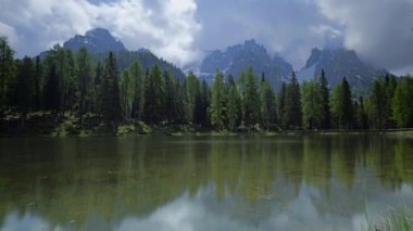 İtalyan alpleri dolomitler ulusal park gölü dağ yürüyüşü zirveleri tre cime brais lake carezza gölü yansıma bulutları