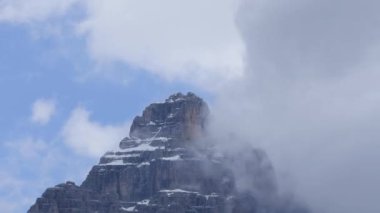 İtalyan alpleri dolomitler ulusal park gölü dağ yürüyüşü zirveleri tre cime brais lake carezza gölü yansıma bulutları