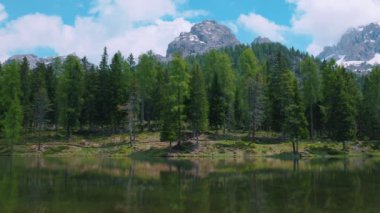 İtalyan alpleri dolomitler ulusal park gölü dağ yürüyüşü zirveleri tre cime brais lake carezza gölü yansıma bulutları