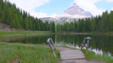 İtalyan alpleri dolomitler ulusal park gölü dağ yürüyüşü zirveleri tre cime brais lake carezza gölü yansıma bulutları