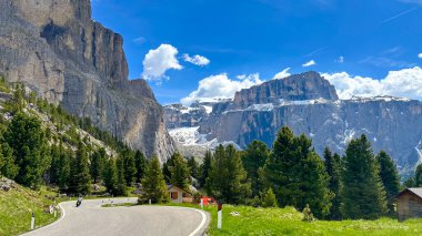 İtalyan alpleri dolomitler ulusal park gölü dağ yürüyüşü zirveleri tre cime brais lake carezza gölü yansıma bulutları