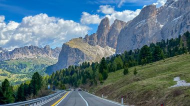 İtalyan alpleri dolomitler ulusal park gölü dağ yürüyüşü zirveleri tre cime brais lake carezza gölü yansıma bulutları