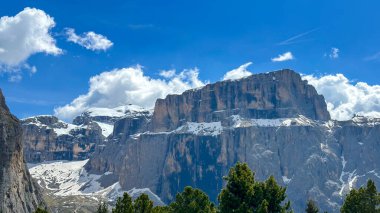 İtalyan alpleri dolomitler ulusal park gölü dağ yürüyüşü zirveleri tre cime brais lake carezza gölü yansıma bulutları