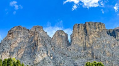 İtalyan alpleri dolomitler ulusal park gölü dağ yürüyüşü zirveleri tre cime brais lake carezza gölü yansıma bulutları