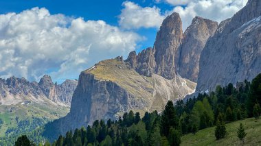 İtalyan alpleri dolomitler ulusal park gölü dağ yürüyüşü zirveleri tre cime brais lake carezza gölü yansıma bulutları