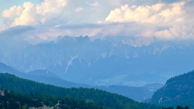İtalyan alpleri dolomitler ulusal park gölü dağ yürüyüşü zirveleri tre cime brais lake carezza gölü yansıma bulutları