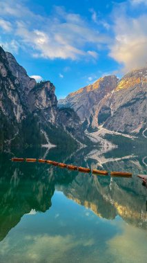 İtalyan alpleri dolomitler ulusal park gölü dağ yürüyüşü zirveleri tre cime brais lake carezza gölü yansıma bulutları