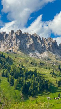 İtalyan alpleri dolomitler ulusal park gölü dağ yürüyüşü zirveleri tre cime brais lake carezza gölü yansıma bulutları