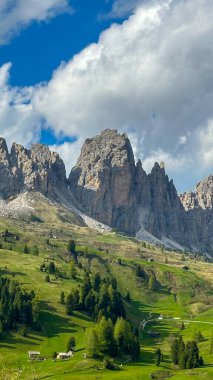 İtalyan alpleri dolomitler ulusal park gölü dağ yürüyüşü zirveleri tre cime brais lake carezza gölü yansıma bulutları