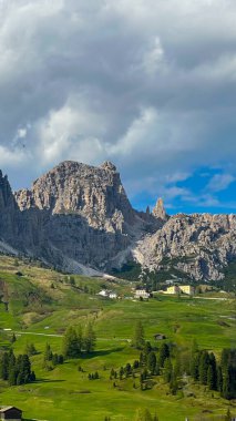 İtalyan alpleri dolomitler ulusal park gölü dağ yürüyüşü zirveleri tre cime brais lake carezza gölü yansıma bulutları