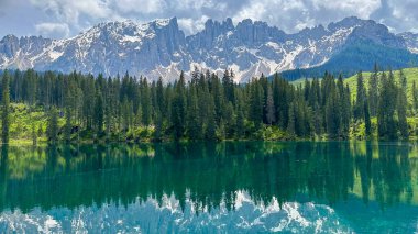 İtalyan alpleri dolomitler ulusal park gölü dağ yürüyüşü zirveleri tre cime brais lake carezza gölü yansıma bulutları