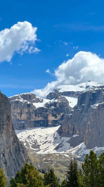 İtalyan alpleri dolomitler ulusal park gölü dağ yürüyüşü zirveleri tre cime brais lake carezza gölü yansıma bulutları