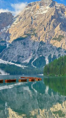 İtalyan alpleri dolomitler ulusal park gölü dağ yürüyüşü zirveleri tre cime brais lake carezza gölü yansıma bulutları