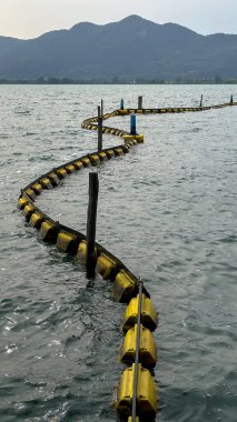 İtalya 'daki Iseo Gölü kıyısında bulunan Clusane' den görüntüler