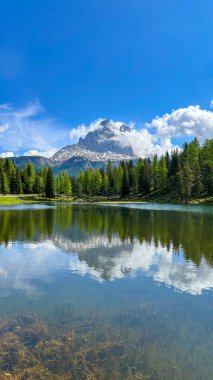 İtalyan alpleri dolomitler ulusal park gölü dağ yürüyüşü zirveleri tre cime brais lake carezza gölü yansıma bulutları