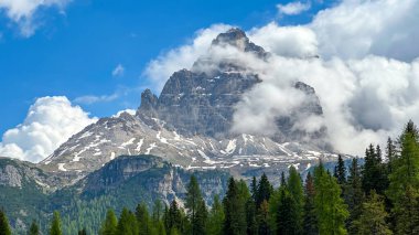 İtalyan alpleri dolomitler ulusal park gölü dağ yürüyüşü zirveleri tre cime brais lake carezza gölü yansıma bulutları