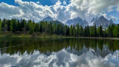 İtalyan alpleri dolomitler ulusal park gölü dağ yürüyüşü zirveleri tre cime brais lake carezza gölü yansıma bulutları
