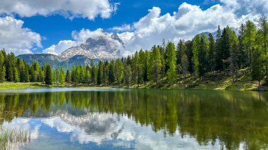 İtalyan alpleri dolomitler ulusal park gölü dağ yürüyüşü zirveleri tre cime brais lake carezza gölü yansıma bulutları