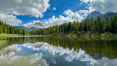 İtalyan alpleri dolomitler ulusal park gölü dağ yürüyüşü zirveleri tre cime brais lake carezza gölü yansıma bulutları