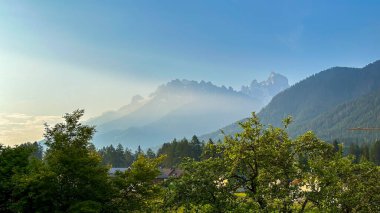 İtalyan alpleri dolomitler ulusal park gölü dağ yürüyüşü zirveleri tre cime brais lake carezza gölü yansıma bulutları