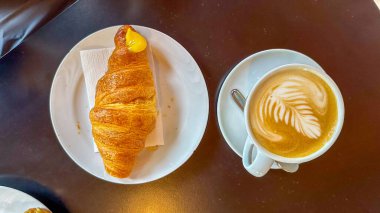 Avrupa usulü kahvaltı kruvasanı ve kahve kapuçino