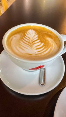 Avrupa usulü kahvaltı kruvasanı ve kahve kapuçino