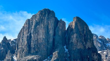 İtalyan alpleri dolomitler ulusal park gölü dağ yürüyüşü zirveleri tre cime brais lake carezza gölü yansıma bulutları