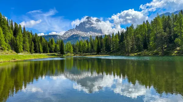 İtalyan alpleri dolomitler ulusal park gölü dağ yürüyüşü zirveleri tre cime brais lake carezza gölü yansıma bulutları