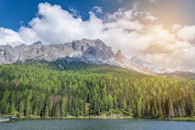 İtalyan dolomitler, güney Tyrol bölgesi Antorno Carezza Misurina ve Braies Lakes Tre Cime dağları güneş ışığı ve günbatımı fotoğrafları.