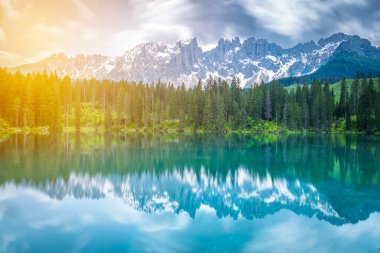 İtalyan dolomitler, güney Tyrol bölgesi Antorno Carezza Misurina ve Braies Lakes Tre Cime dağları güneş ışığı ve günbatımı fotoğrafları.