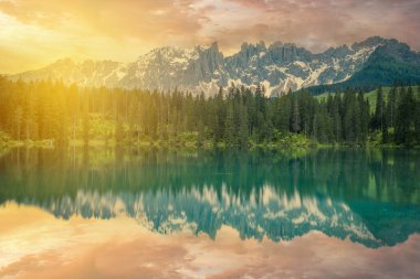 İtalyan dolomitler, güney Tyrol bölgesi Antorno Carezza Misurina ve Braies Lakes Tre Cime dağları güneş ışığı ve günbatımı fotoğrafları.