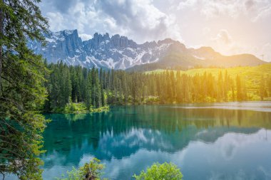 İtalyan dolomitler, güney Tyrol bölgesi Antorno Carezza Misurina ve Braies Lakes Tre Cime dağları güneş ışığı ve günbatımı fotoğrafları.