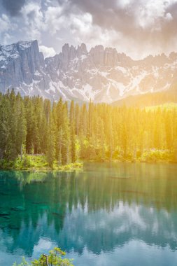 İtalyan dolomitler, güney Tyrol bölgesi Antorno Carezza Misurina ve Braies Lakes Tre Cime dağları güneş ışığı ve günbatımı fotoğrafları.