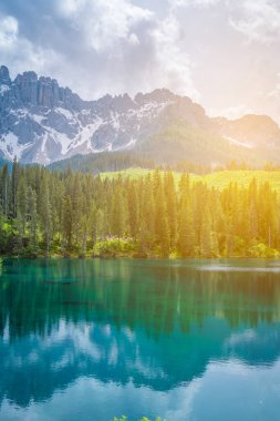 İtalyan dolomitler, güney Tyrol bölgesi Antorno Carezza Misurina ve Braies Lakes Tre Cime dağları güneş ışığı ve günbatımı fotoğrafları.