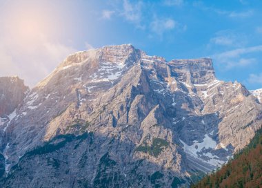 İtalyan dolomitler, güney Tyrol bölgesi Antorno Carezza Misurina ve Braies Lakes Tre Cime dağları güneş ışığı ve günbatımı fotoğrafları.