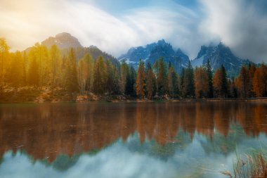 İtalyan dolomitler, güney Tyrol bölgesi Antorno Carezza Misurina ve Braies Lakes Tre Cime dağları güneş ışığı ve günbatımı fotoğrafları.