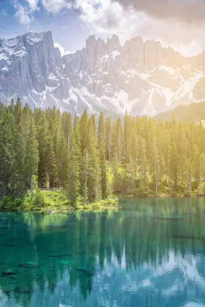 İtalyan dolomitler, güney Tyrol bölgesi Antorno Carezza Misurina ve Braies Lakes Tre Cime dağları güneş ışığı ve günbatımı fotoğrafları.