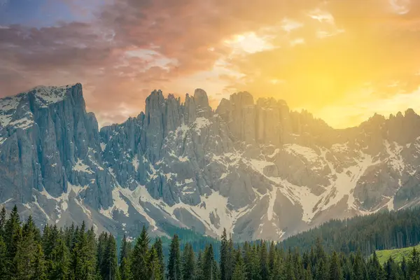 İtalyan dolomitler, güney Tyrol bölgesi Antorno Carezza Misurina ve Braies Lakes Tre Cime dağları güneş ışığı ve günbatımı fotoğrafları.